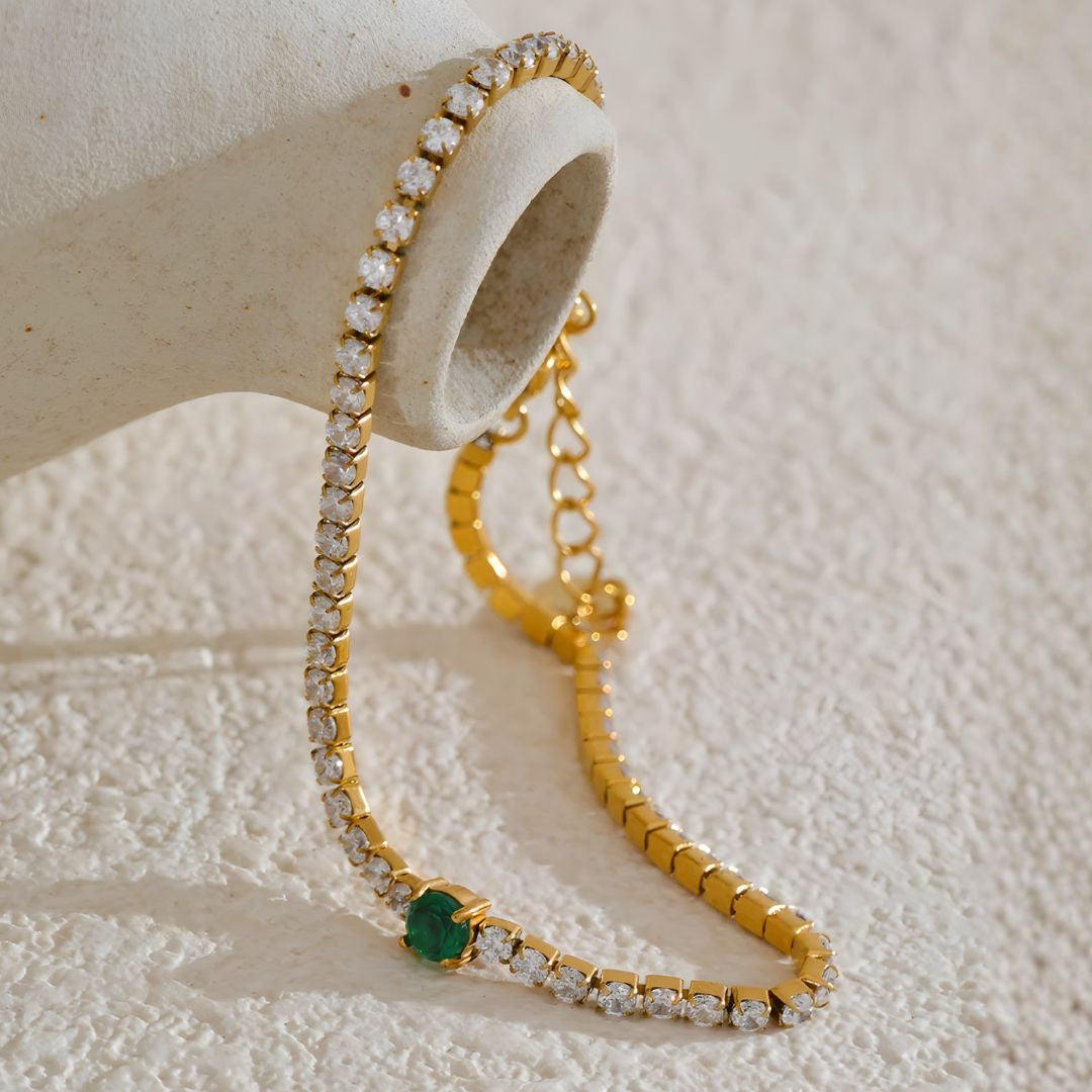 Pulsera dorada con piedras brillantes y detalle verde Florencia