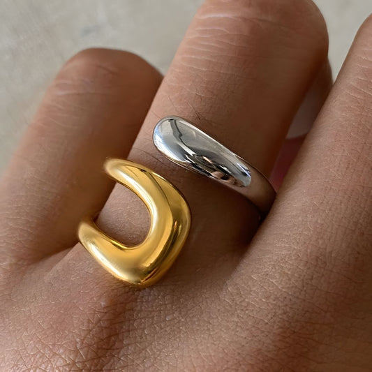 Anillo acero inoxidable bicolor con diseño único Denisse