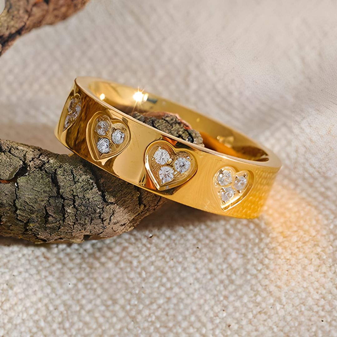 Anillo bañado en oro 18k con corazones y circonias Fabiola