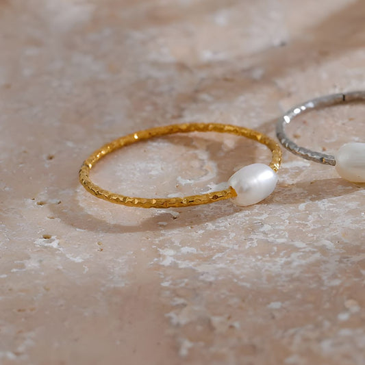 Anillo delicado con perla blanca y textura dorada Ivana