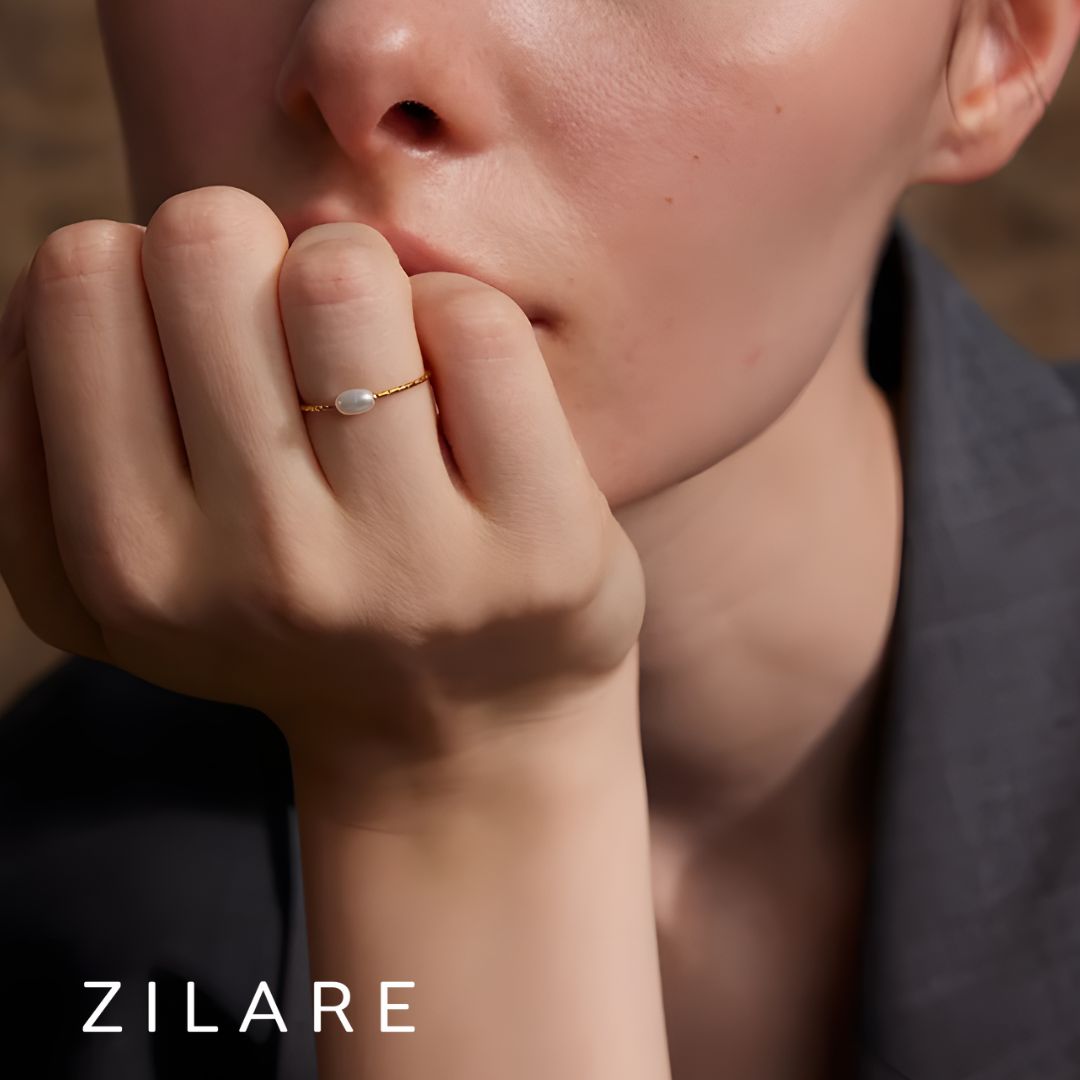 Anillo delicado con perla blanca y textura dorada Ivana