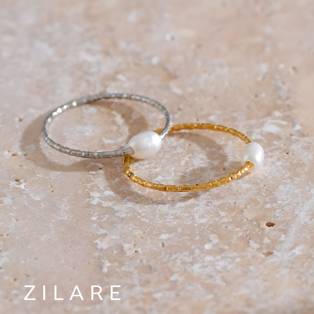 Anillo delicado con perla blanca y textura dorada Ivana