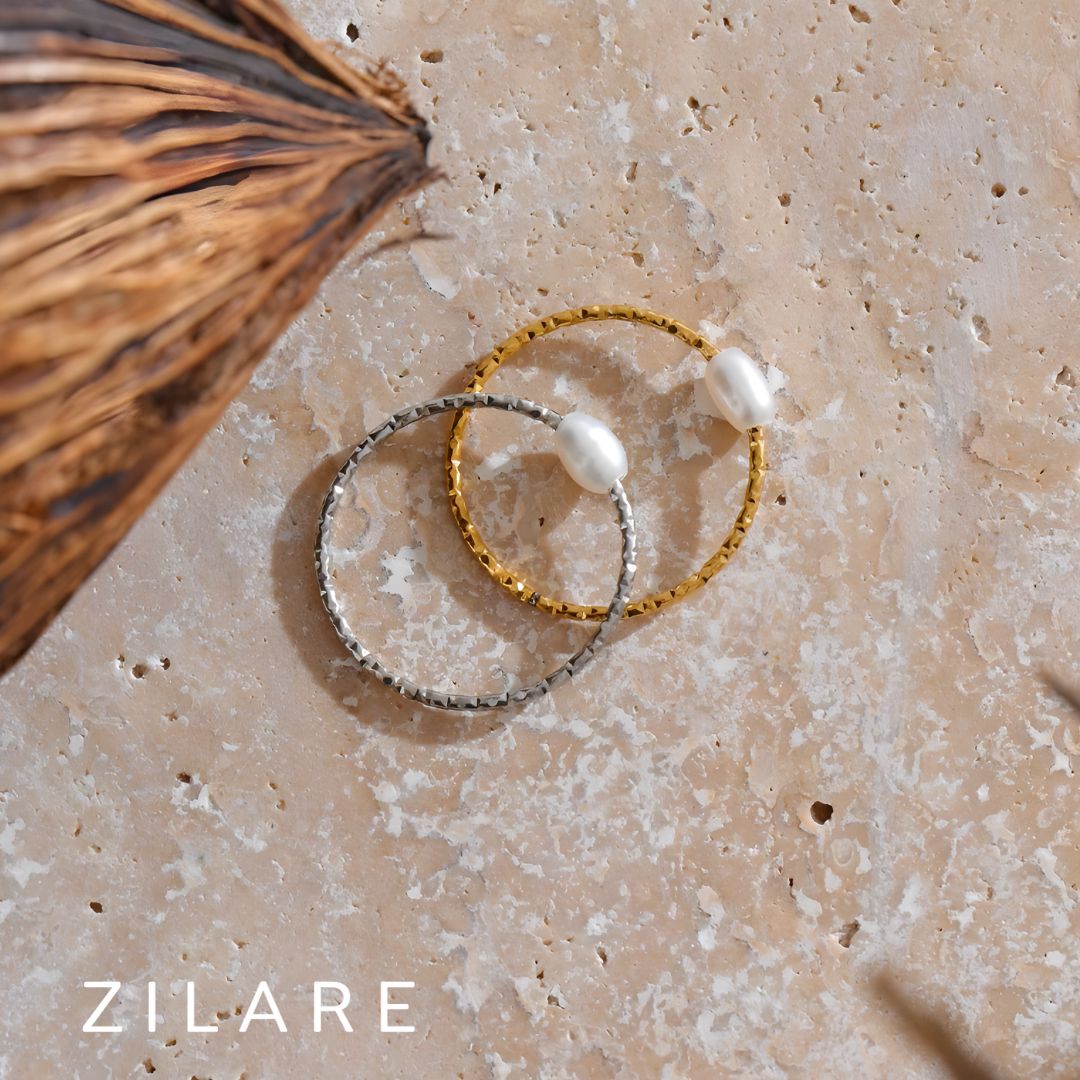 Anillo delicado con perla blanca y textura dorada Ivana