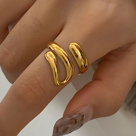 Anillo elegante bañado en oro 18k con diseño moderno Irina