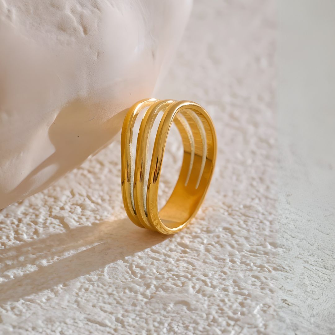 Anillo dorado moderno con cortes bañado en oro 18k Daniela