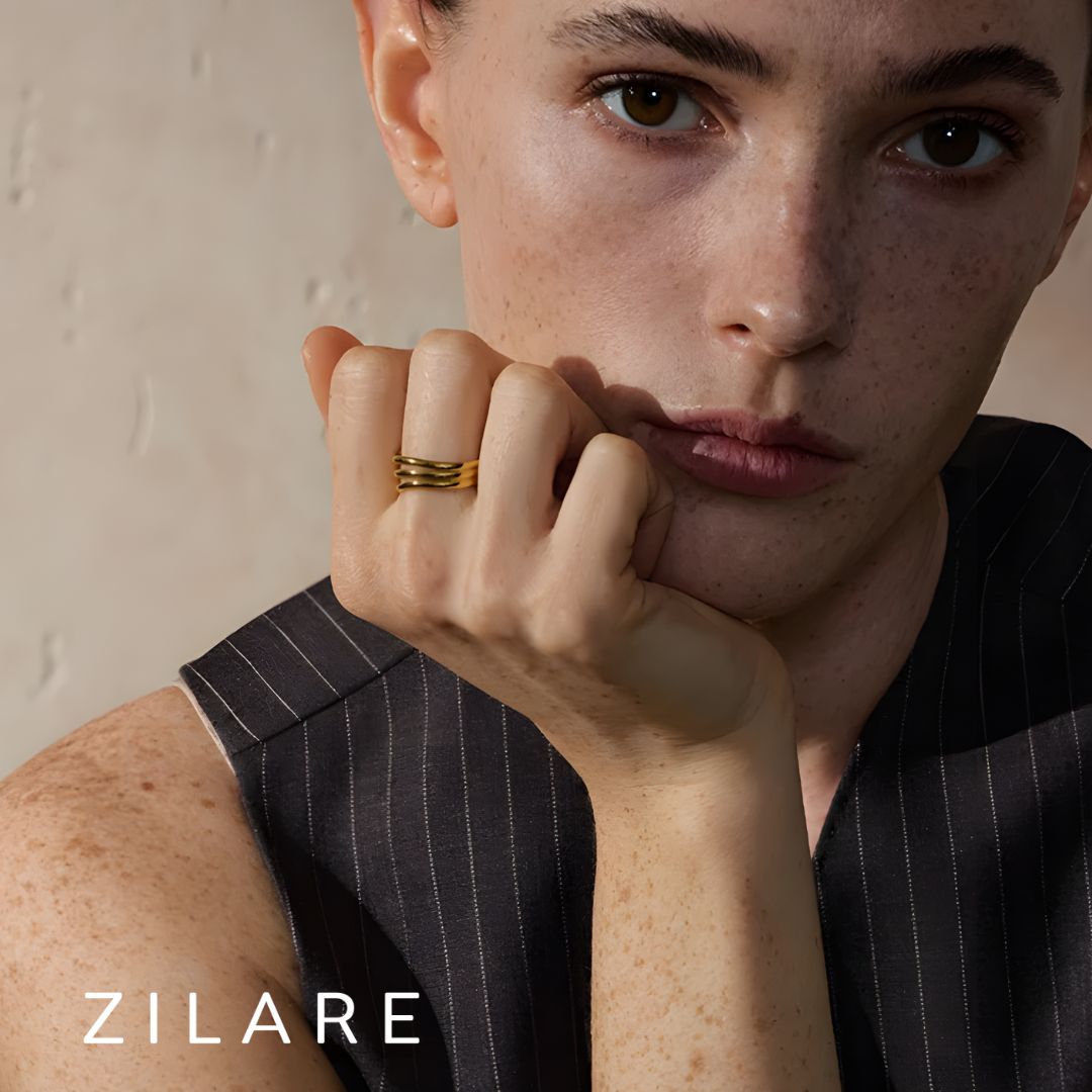 Anillo dorado moderno con cortes bañado en oro 18k Daniela