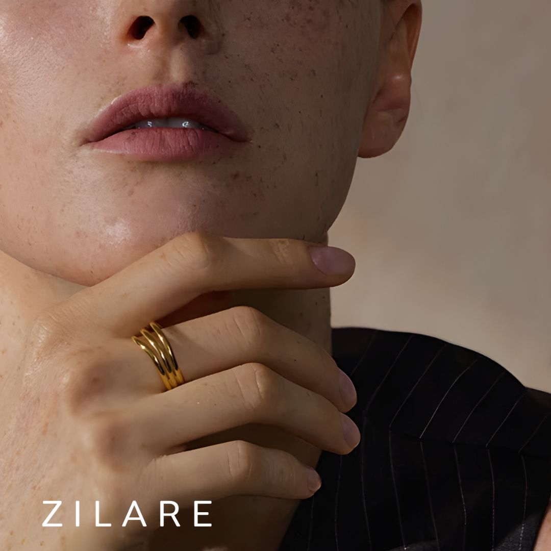 Anillo dorado moderno con cortes bañado en oro 18k Daniela