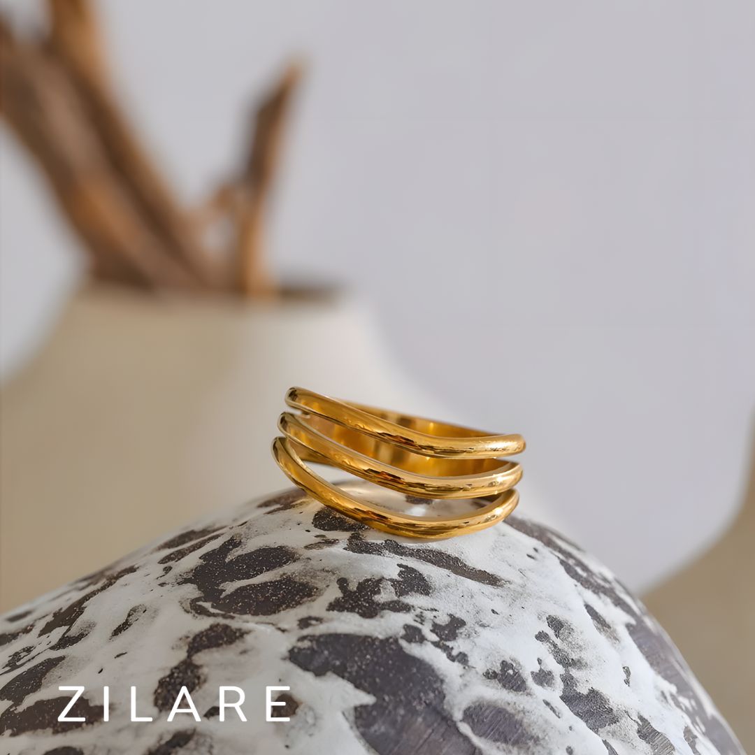 Anillo dorado moderno con cortes bañado en oro 18k Daniela