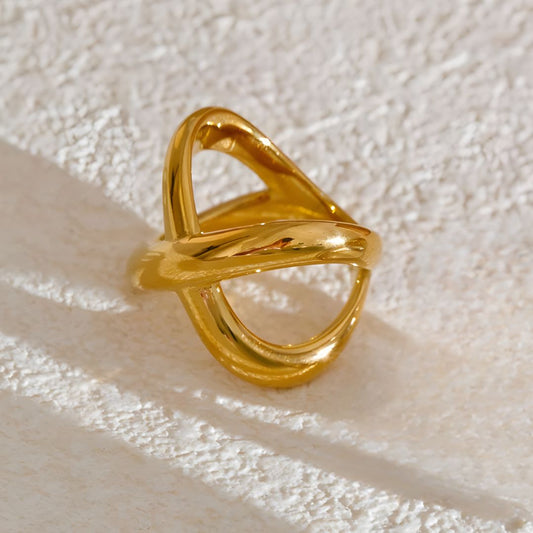 Anillo dorado moderno tipo cruz bañado en oro 18k Renée