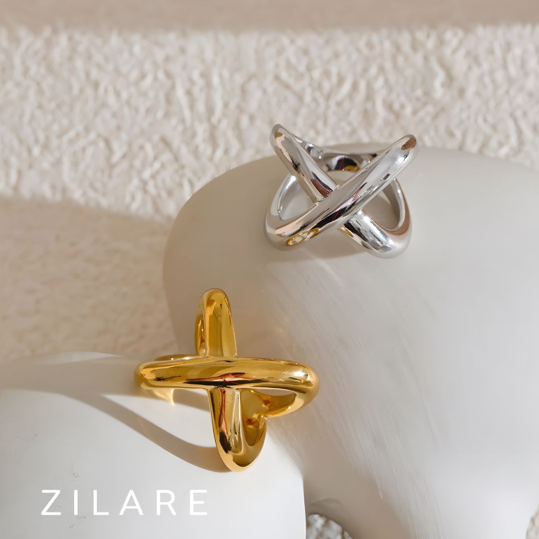 Anillo dorado moderno tipo cruz bañado en oro 18k Renée