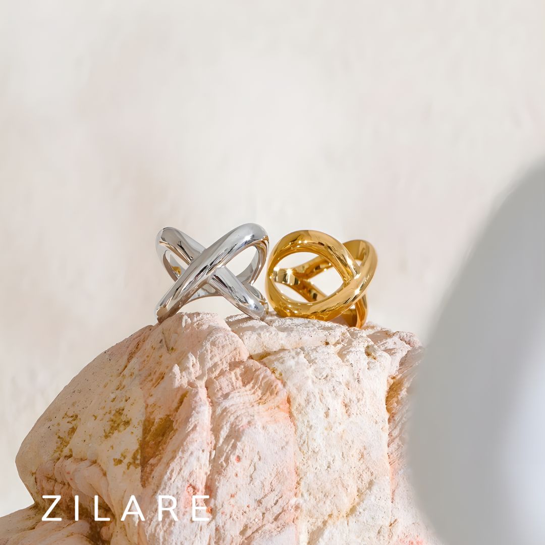 Anillo dorado moderno tipo cruz bañado en oro 18k Renée