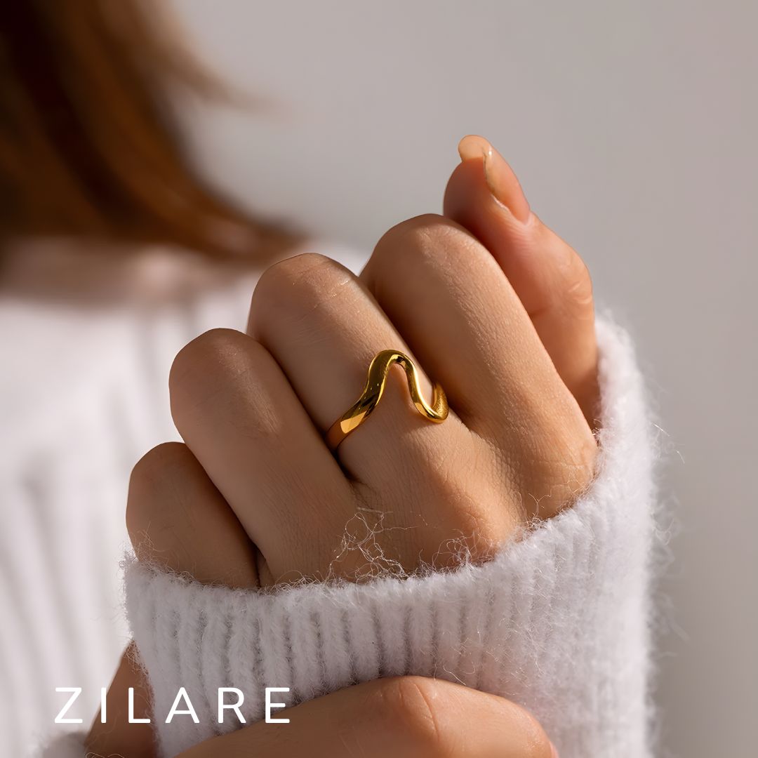 Anillo dorado elegante tipo ola bañado en oro 18k Inés