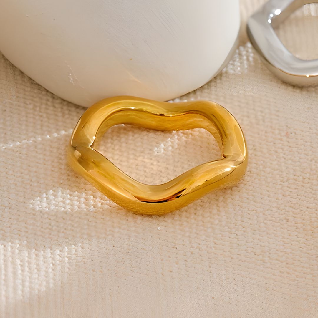 Anillo dorado ondulado bañado en oro 18k para mujer Noa