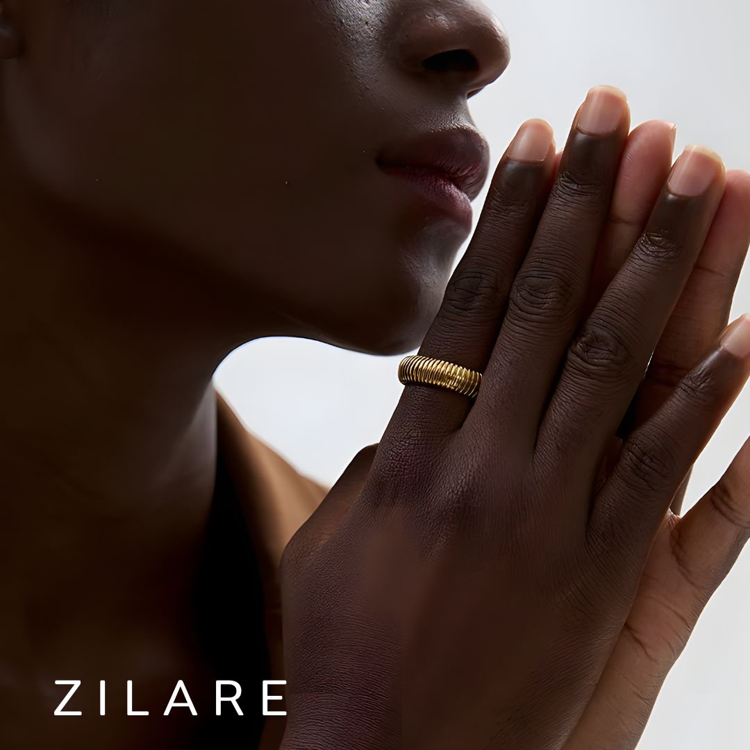 Anillo dorado con textura elegante bañado en oro 18k Celia