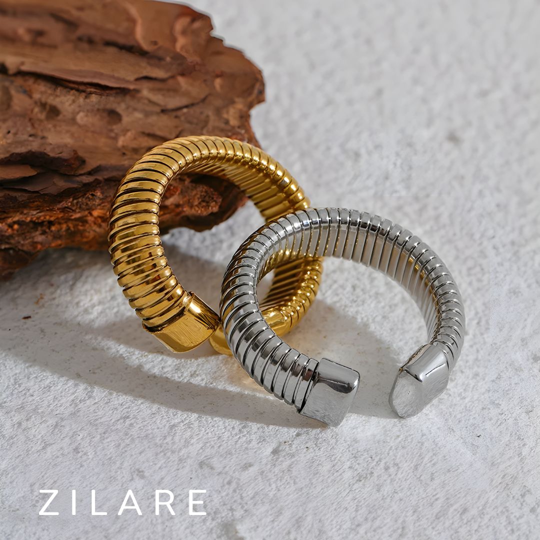 Anillo dorado con textura elegante bañado en oro 18k Celia