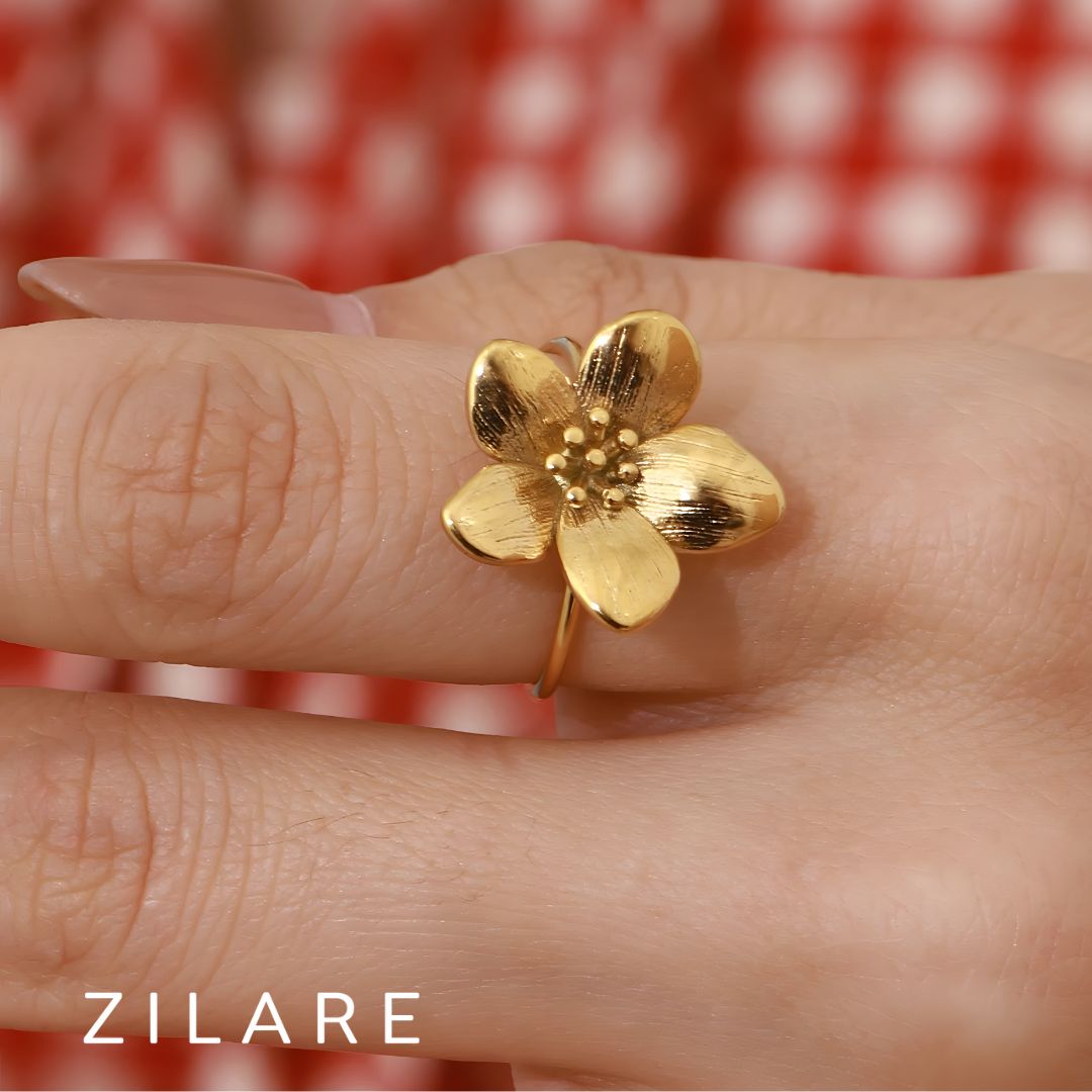 Anillo Dorado con Flor Texturizada y Diseño Moderno Alma