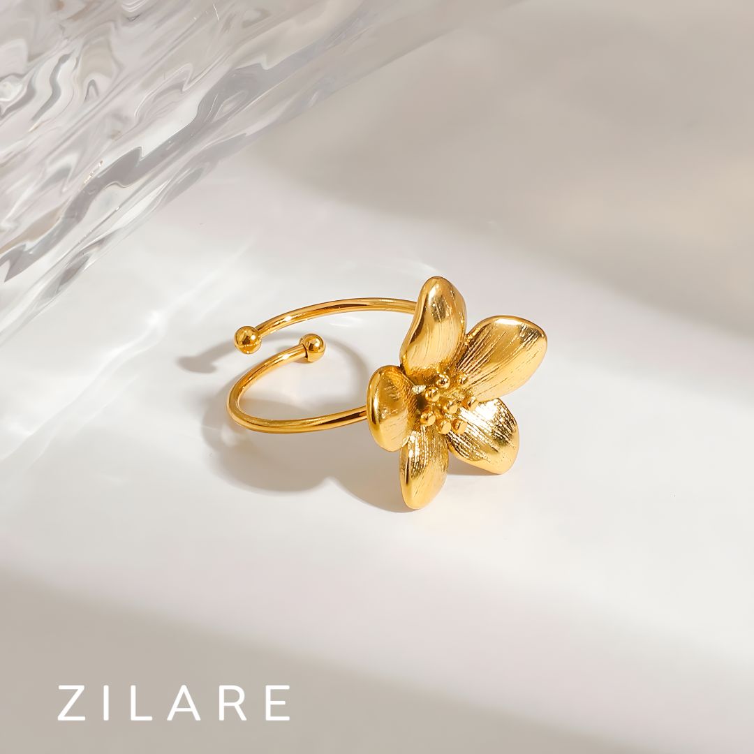 Anillo Dorado con Flor Texturizada y Diseño Moderno Alma