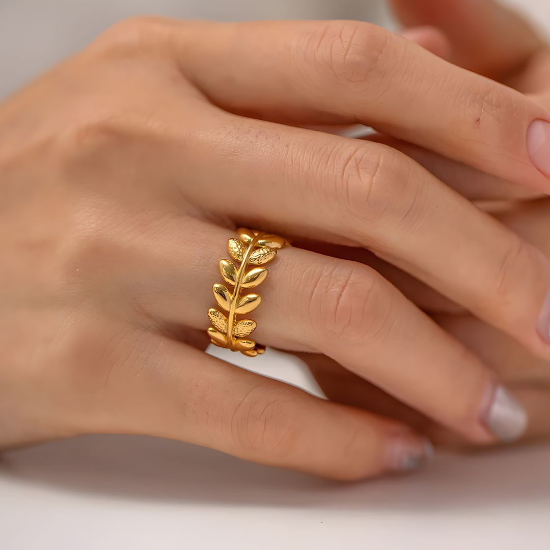 Anillo moderno de hojas ajustable bañado en oro 18k Alina