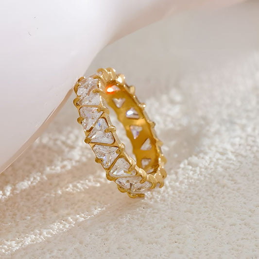 Anillo moderno con piedras brillantes bañado en oro 18k Naia