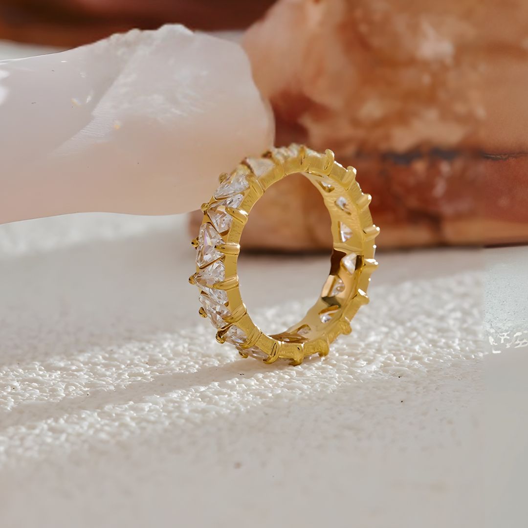 Anillo moderno con piedras brillantes bañado en oro 18k Naia