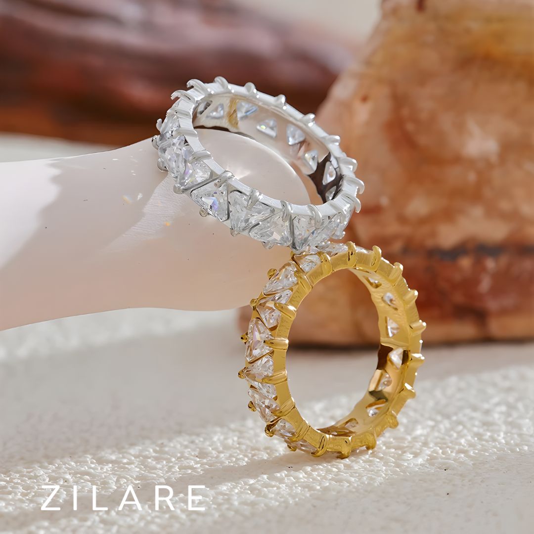 Anillo moderno con piedras brillantes bañado en oro 18k Naia