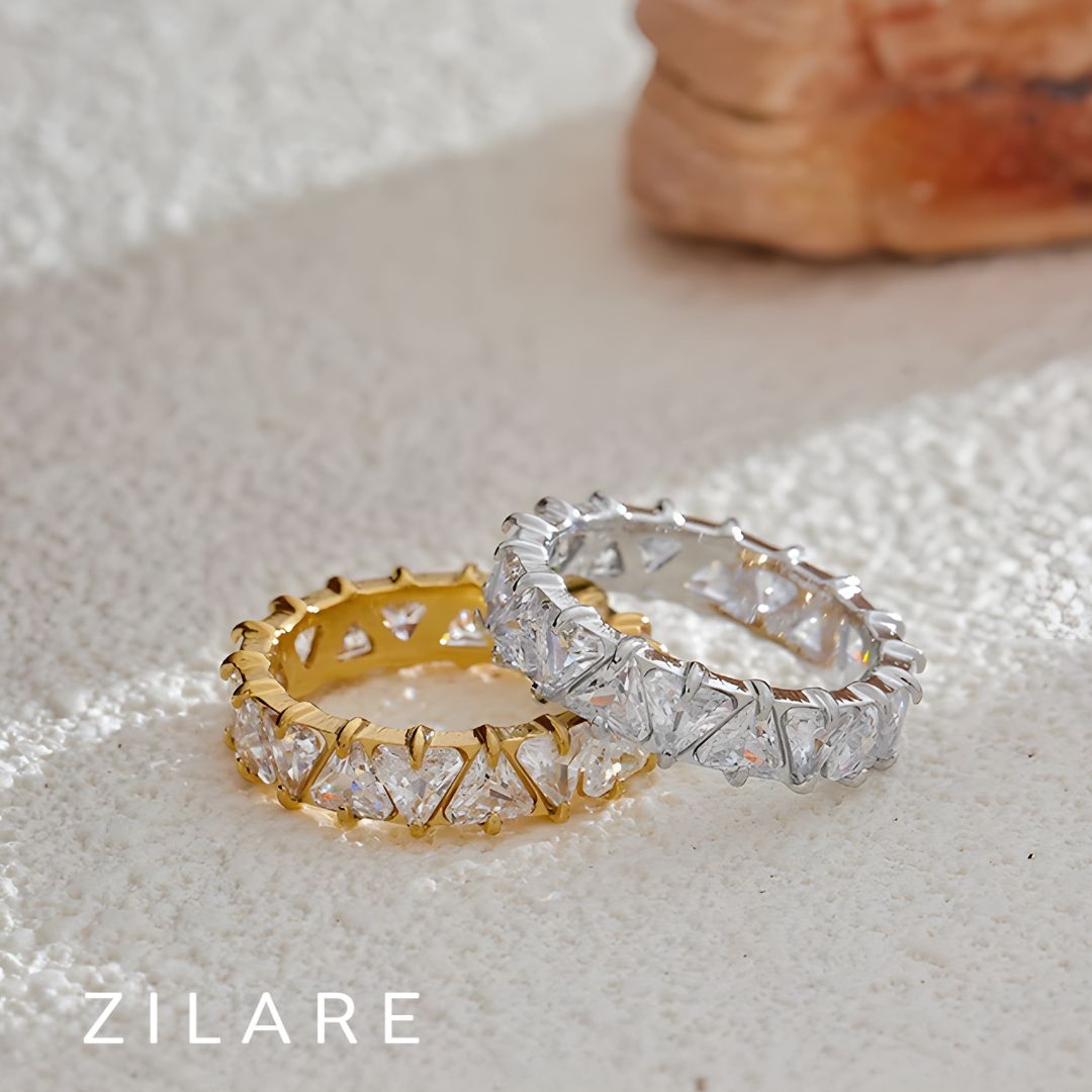 Anillo moderno con piedras brillantes bañado en oro 18k Naia