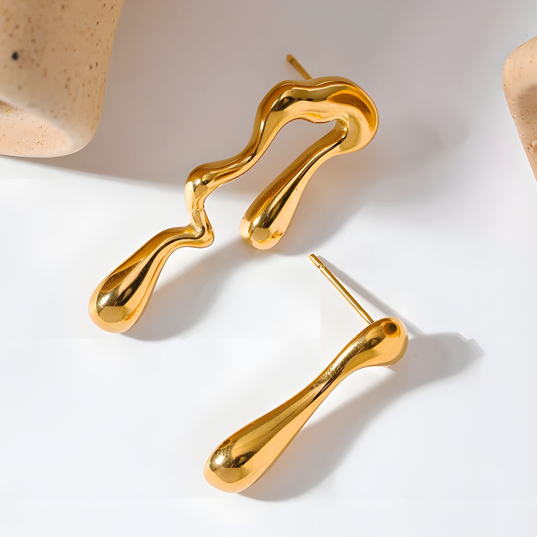 Arete dorado moderno asimétrico bañado en oro 18k Ximena