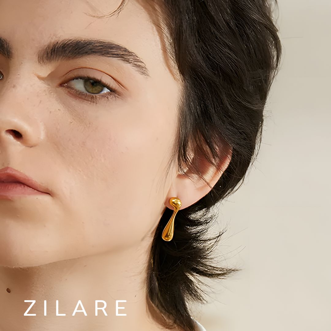 Arete dorado moderno asimétrico bañado en oro 18k Ximena