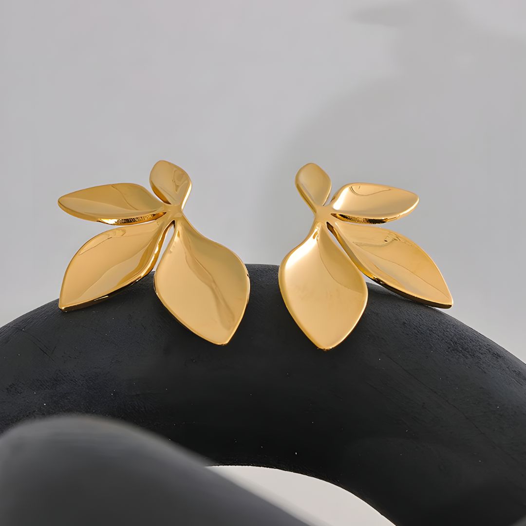 Aretes dorados bañados en oro 18k pétalas elegantes Lety