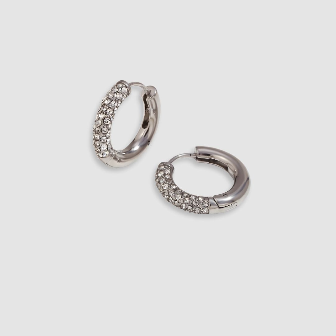 Aretes delicados baño de oro 18k con diseño brillante Marely