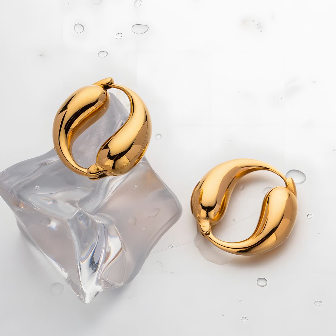 Aretes dorados baño de oro 18k con diseño curvo Marisela