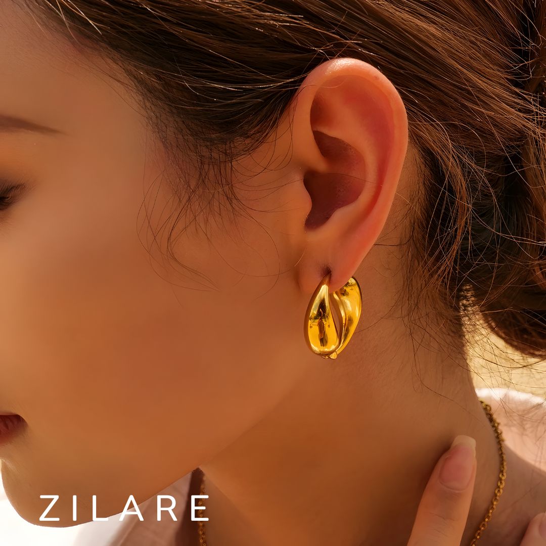 Aretes dorados baño de oro 18k con diseño curvo Marisela