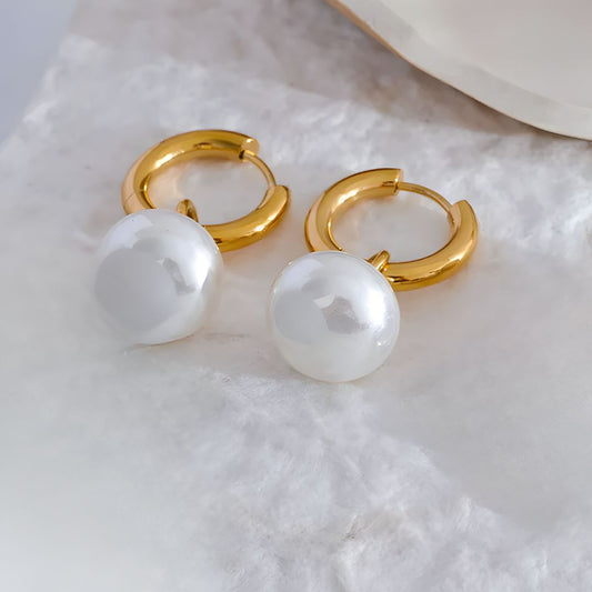 Aretes dorados con perla colgante bañados en oro 18k Paula