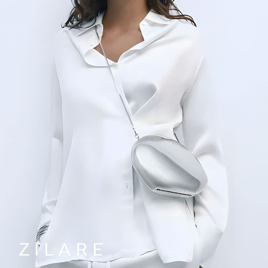 Bolsa de mano elegante plateada con diseño metálico Elyza