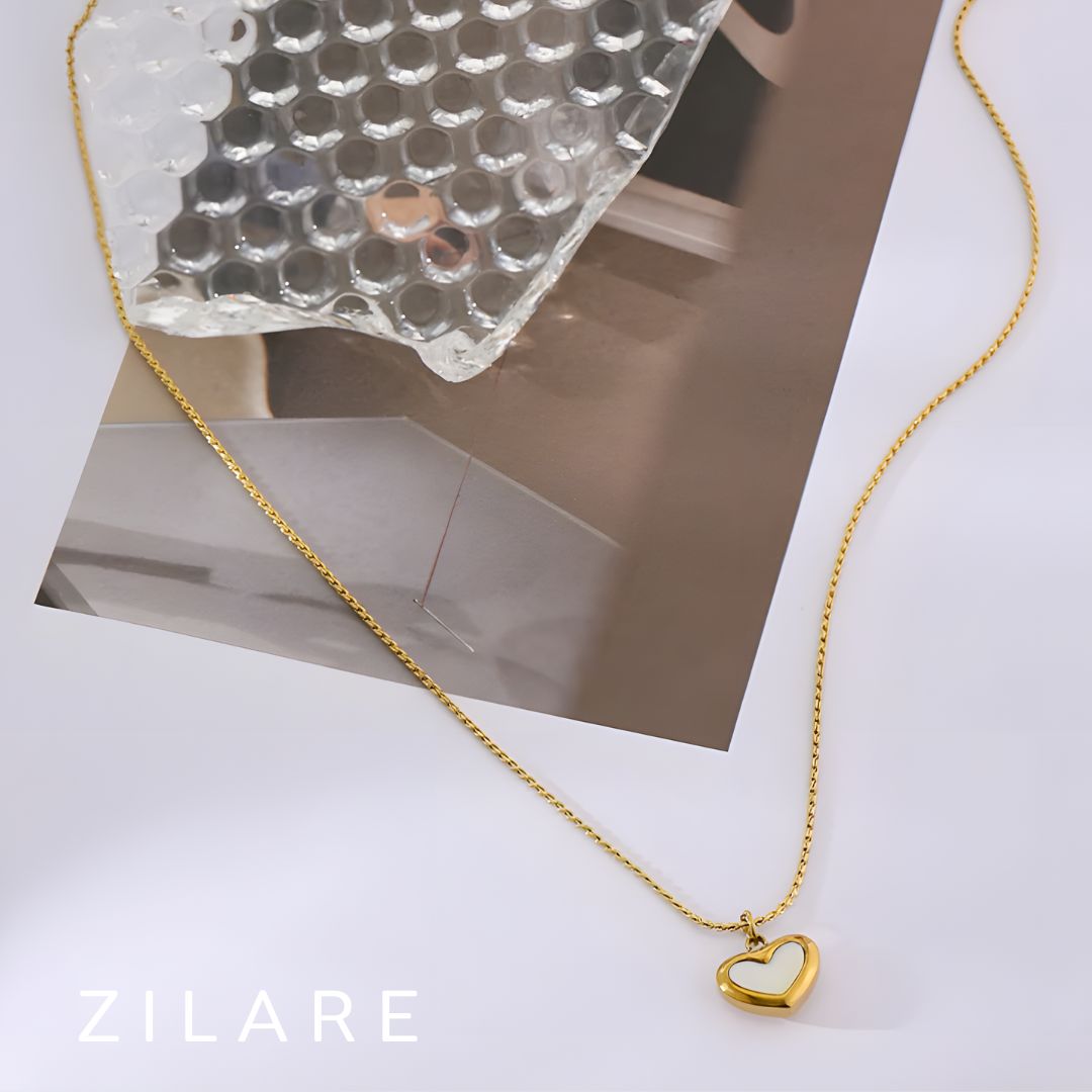 Collar bañado en oro 18k con dije de corazón blanco Zira