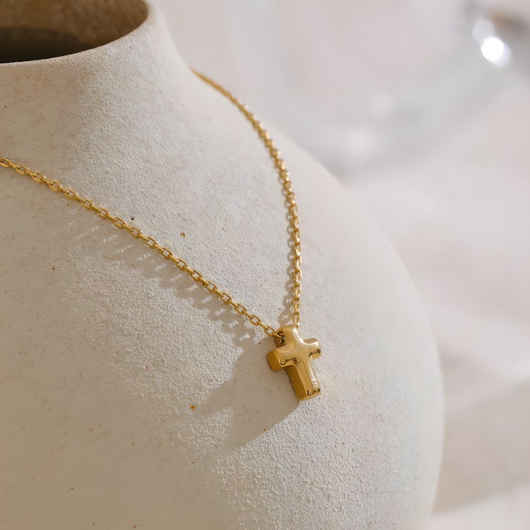 Collar dorado bañado en oro 18k con cruz elegante Selini