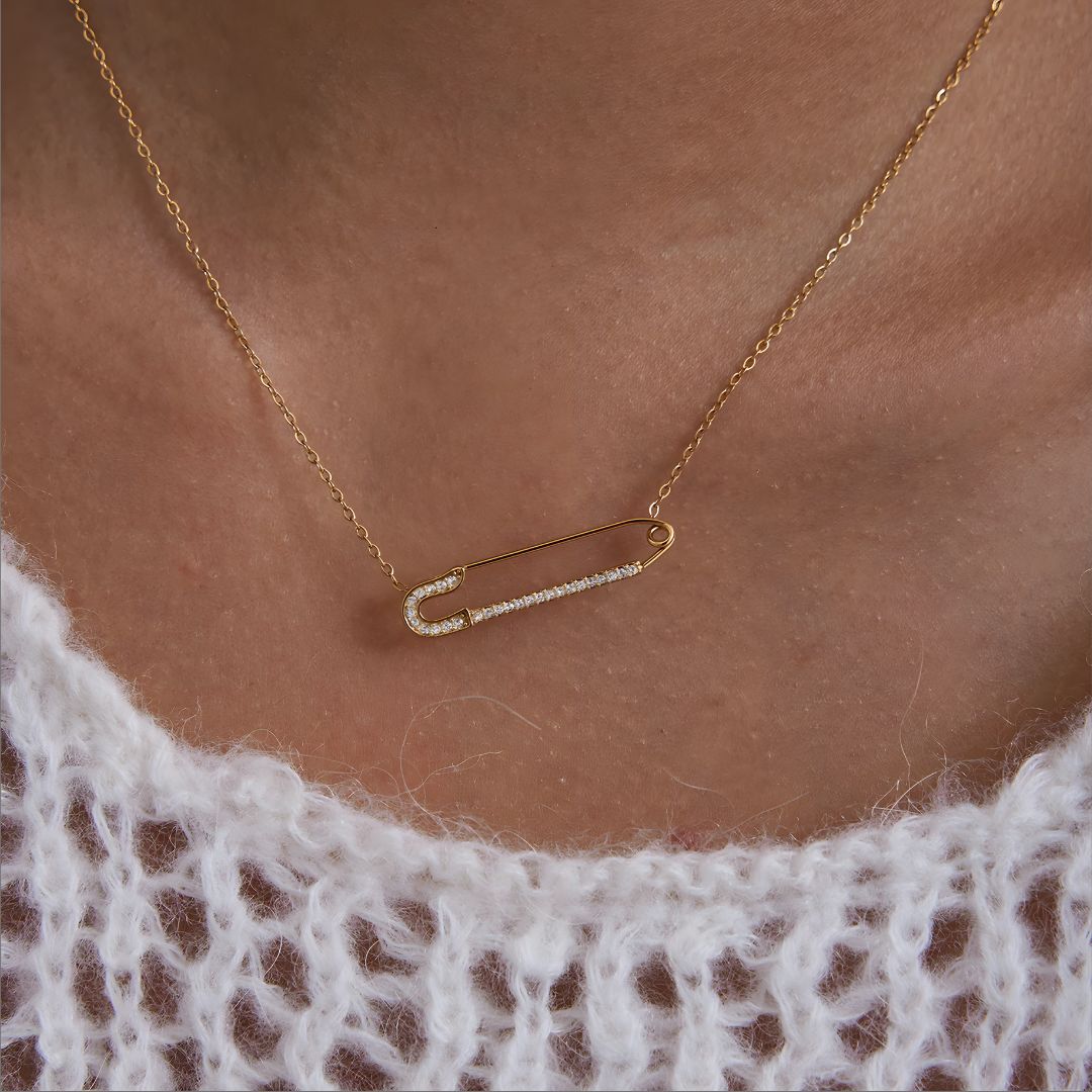 Collar dorado baño de oro 18k con dije tipo alfiler Yaneli