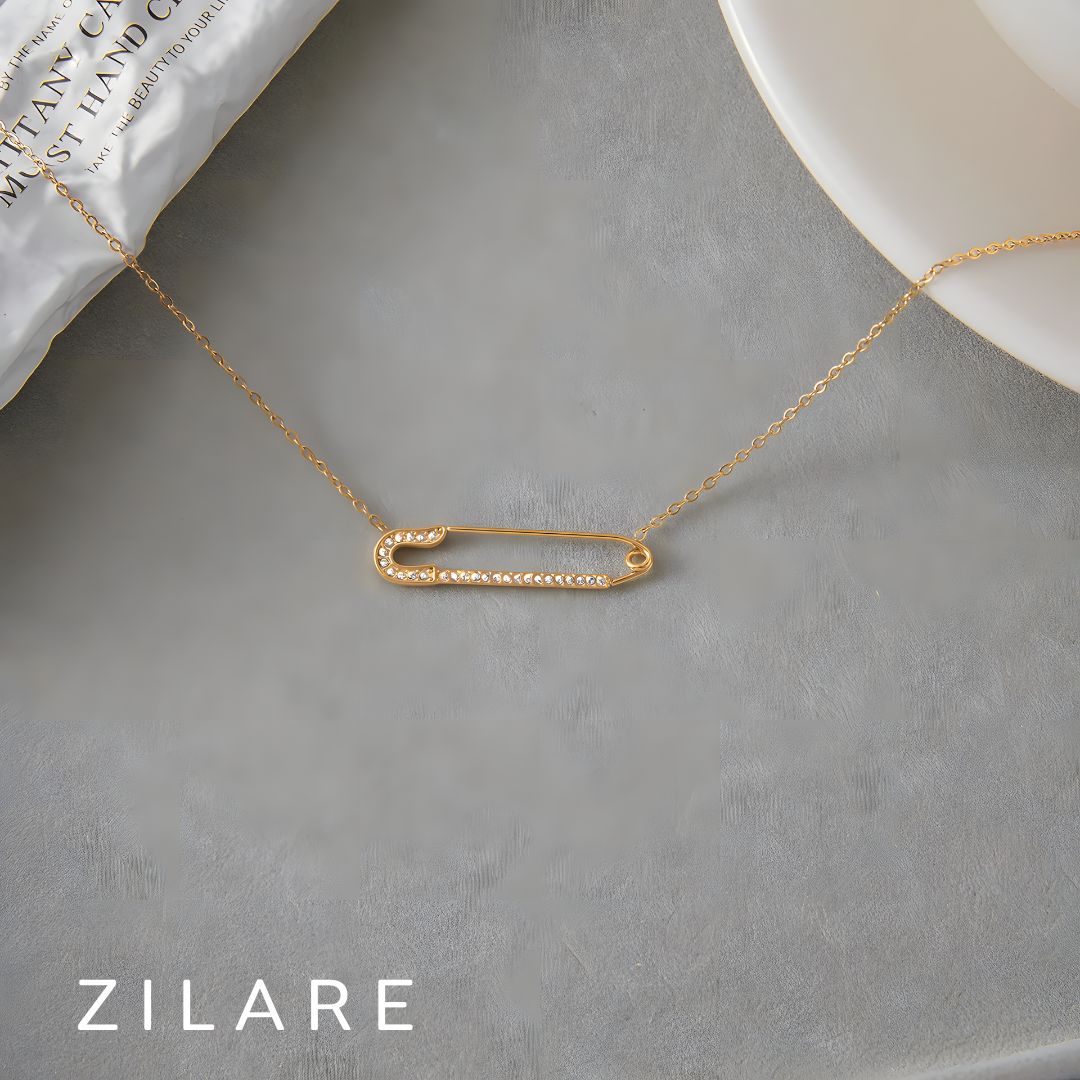 Collar dorado baño de oro 18k con dije tipo alfiler Yaneli