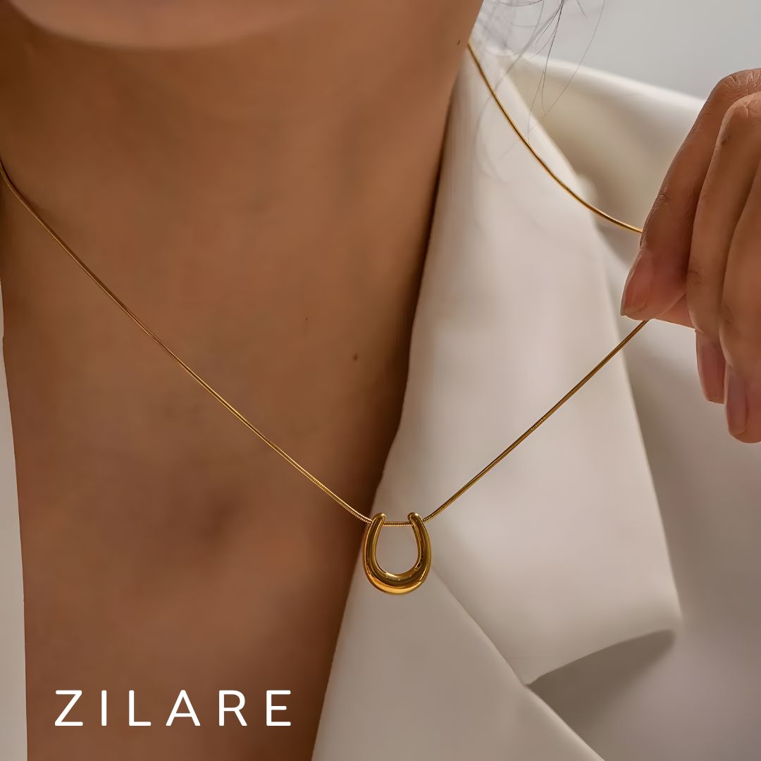 Collar moderno baño oro 18k con dije en forma de U Abrilita