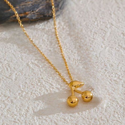 Collar dorado con dije de cereza bañado en oro 18k Nayeli