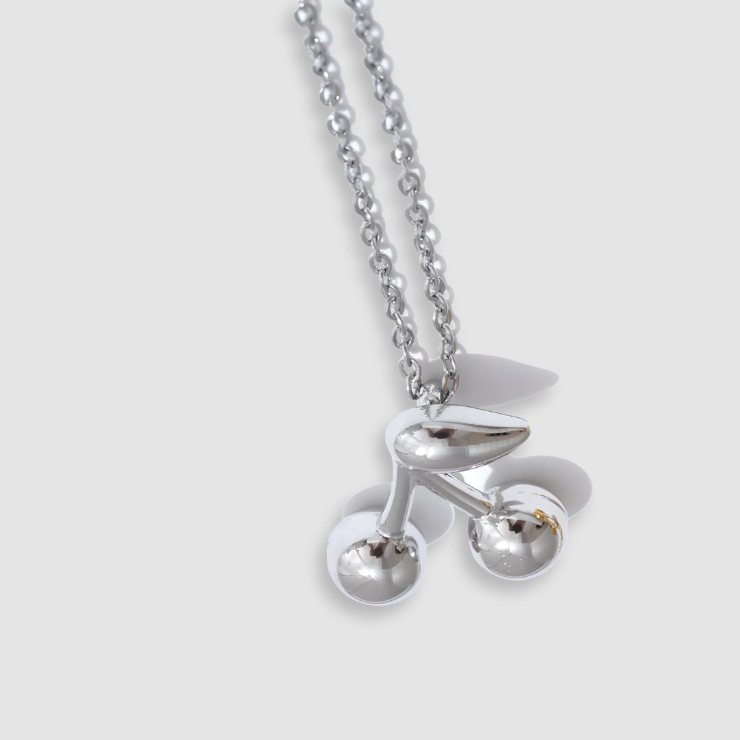 Collar dorado con dije de cereza bañado en oro 18k Nayeli