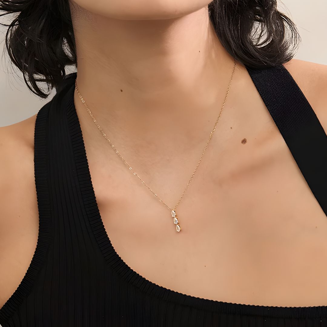 Collar bañado en oro 18k diseño elegante de 3 piedras Mireya