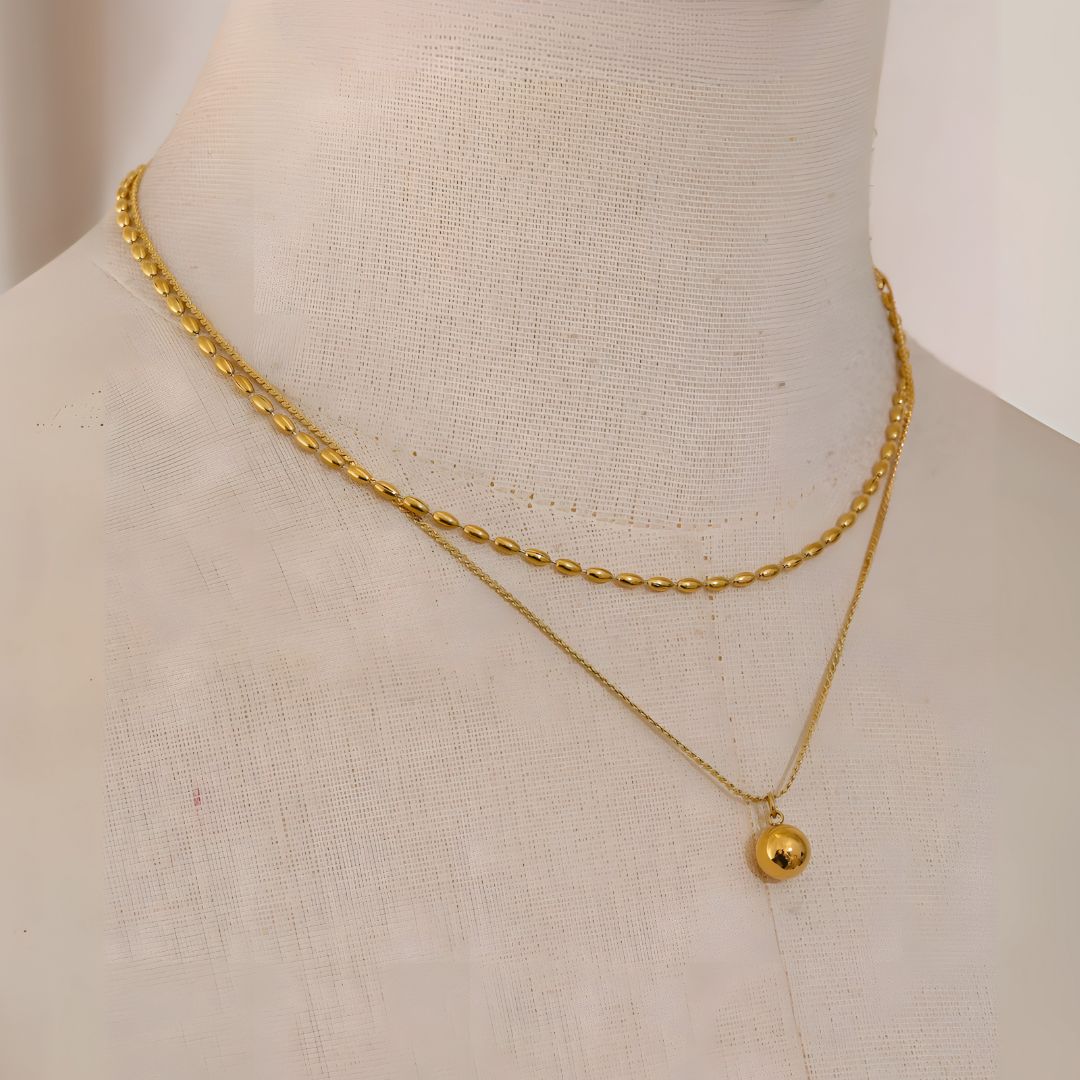Collar doble bañado en oro 18k con esfera colgante Roxana