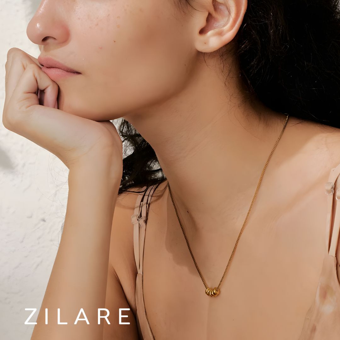 Collar dorado bañado en oro 18k con delicadas argollas Vera