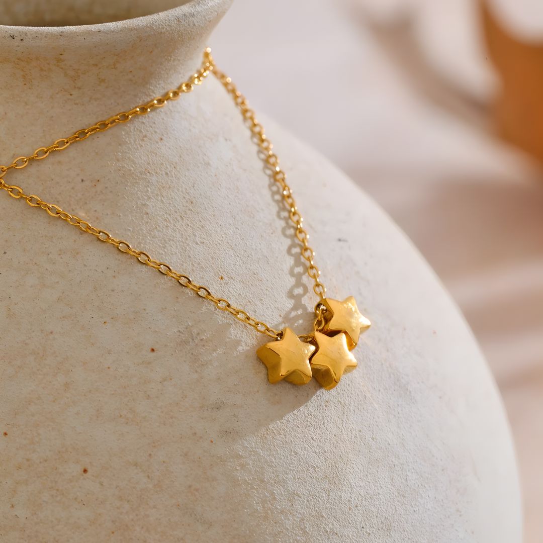 Collar bañado en oro 18k con diseño elegante de estrellas Cleo