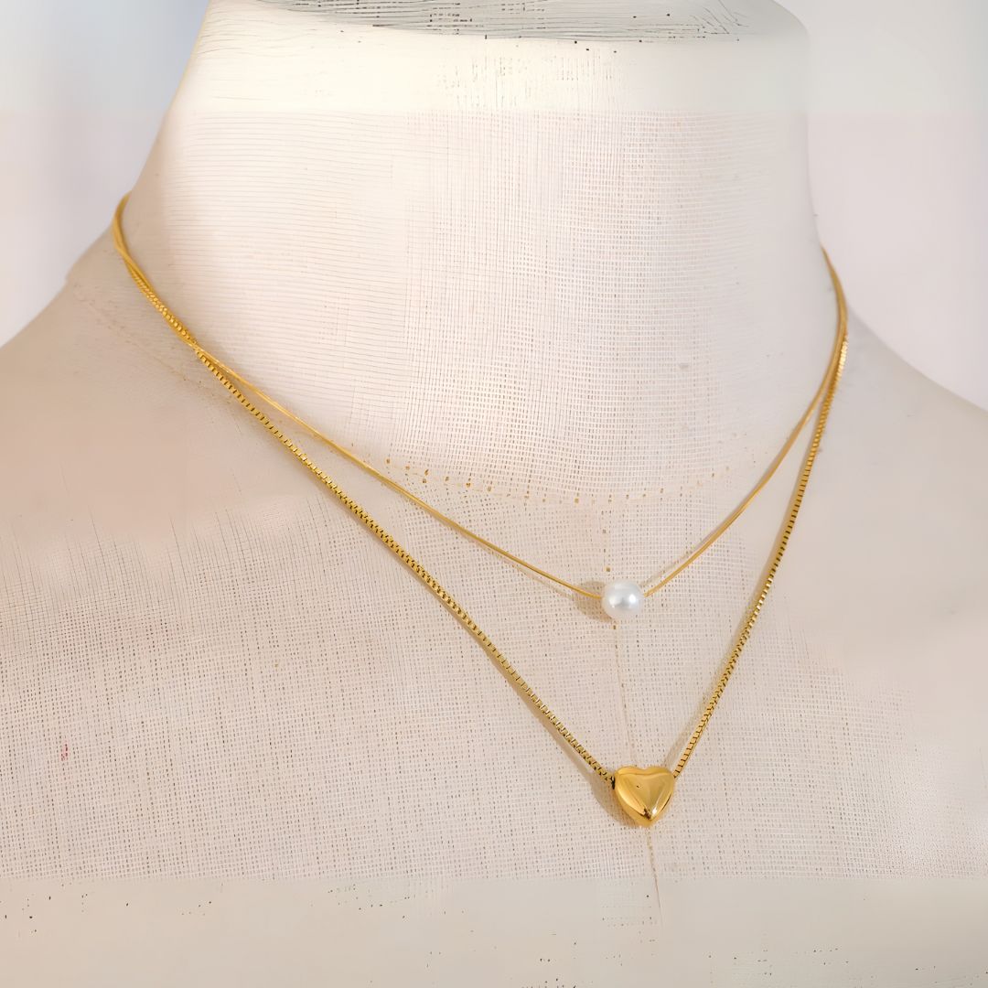 Collar dorado bañado en oro 18k con perla y corazón Leonor