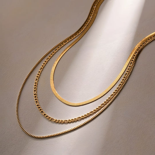Collar delicado baño de oro 18k con tres cadenas Yaritza
