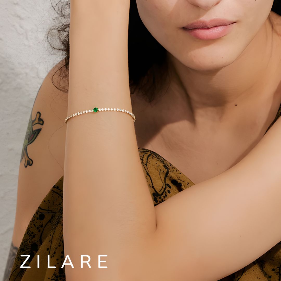 Pulsera dorada con piedras brillantes y detalle verde Florencia