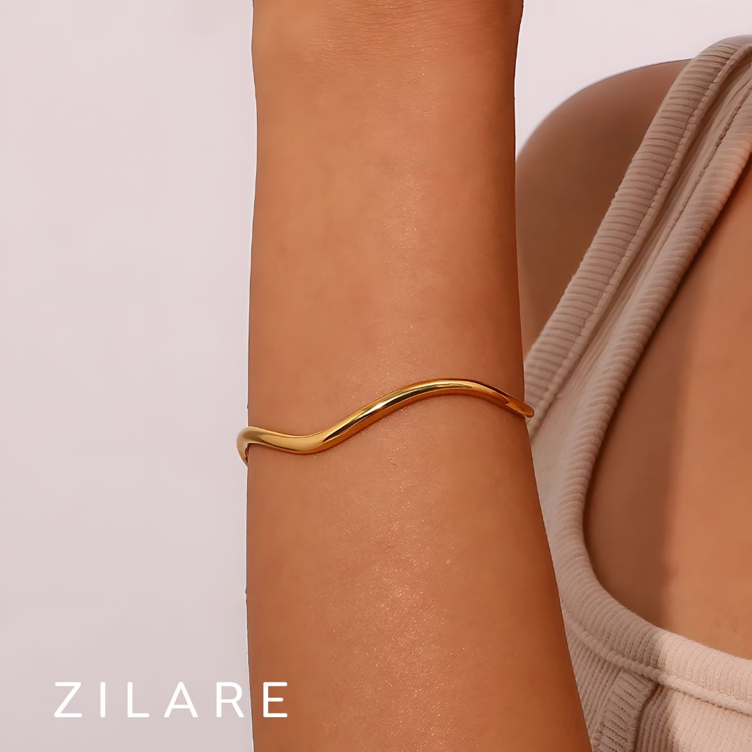 Pulsera dorada diseño curvado con baño de oro 18k Dalina