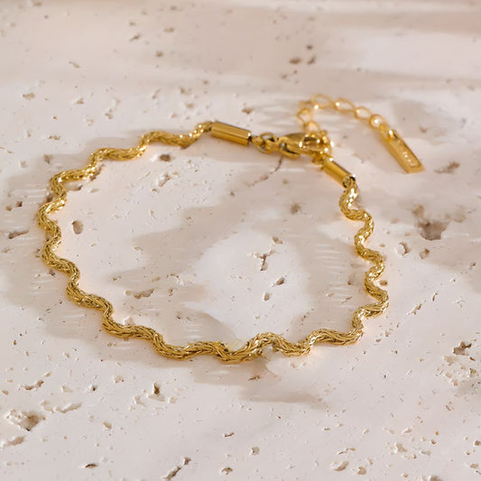 Pulsera ondulada dorada moderna bañada en oro 18k Abril